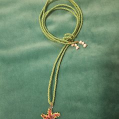 Halskette mit grüner Kordel und gelb roten Seestern