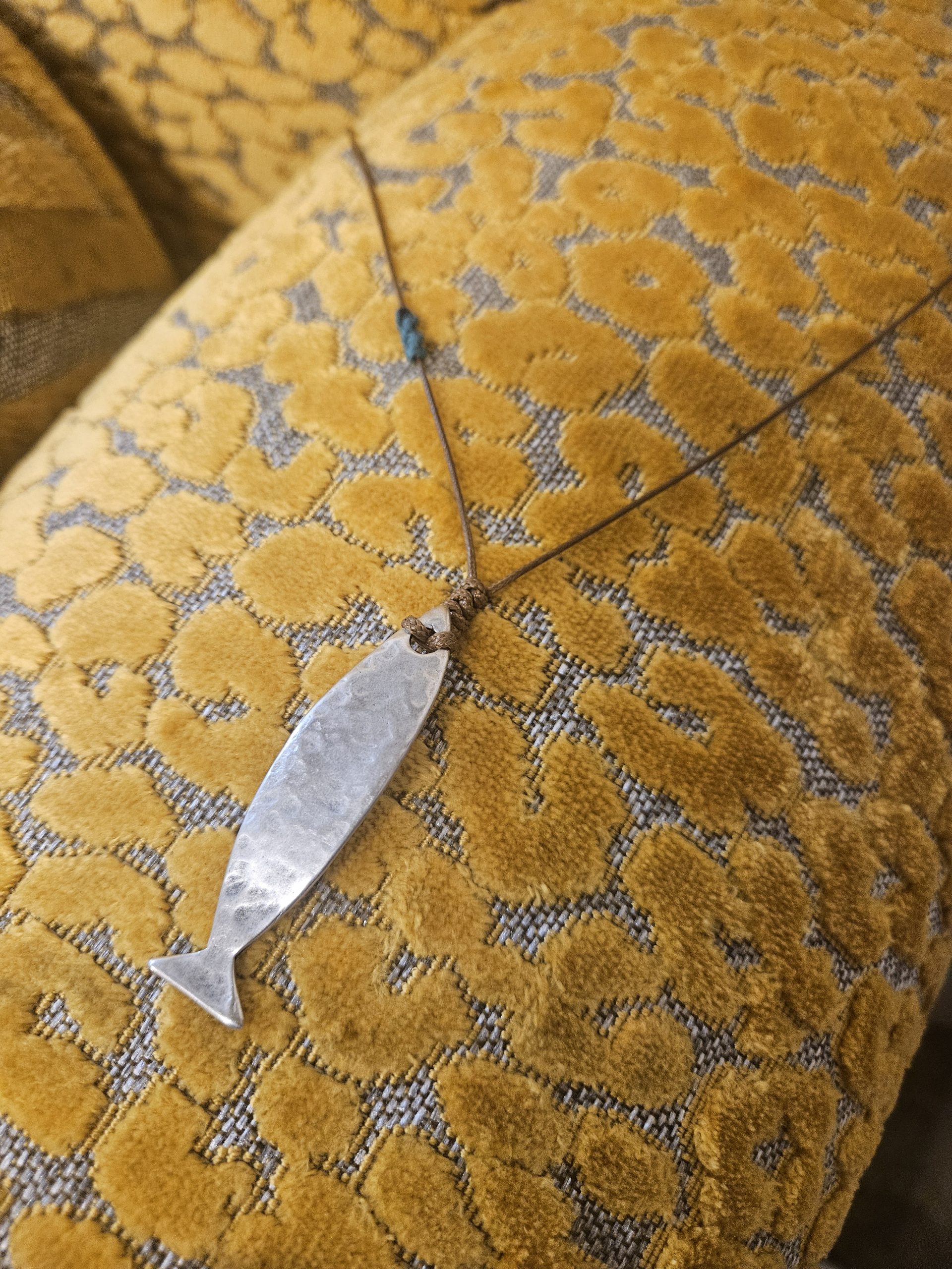 halskette-braun-fisch-silber Halskette mit Fisch Anhänger