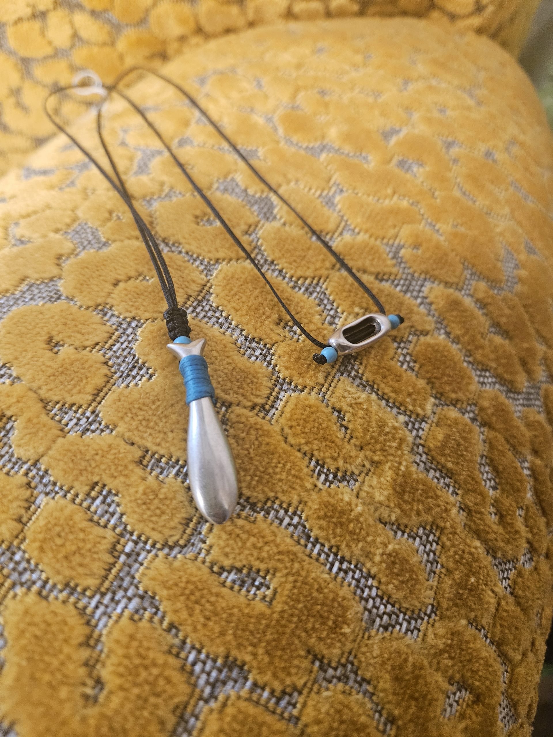 halskette-fisch-torpedo Halskette mit Fisch Anhänger