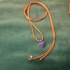 orange Halskette mit blauem Herz