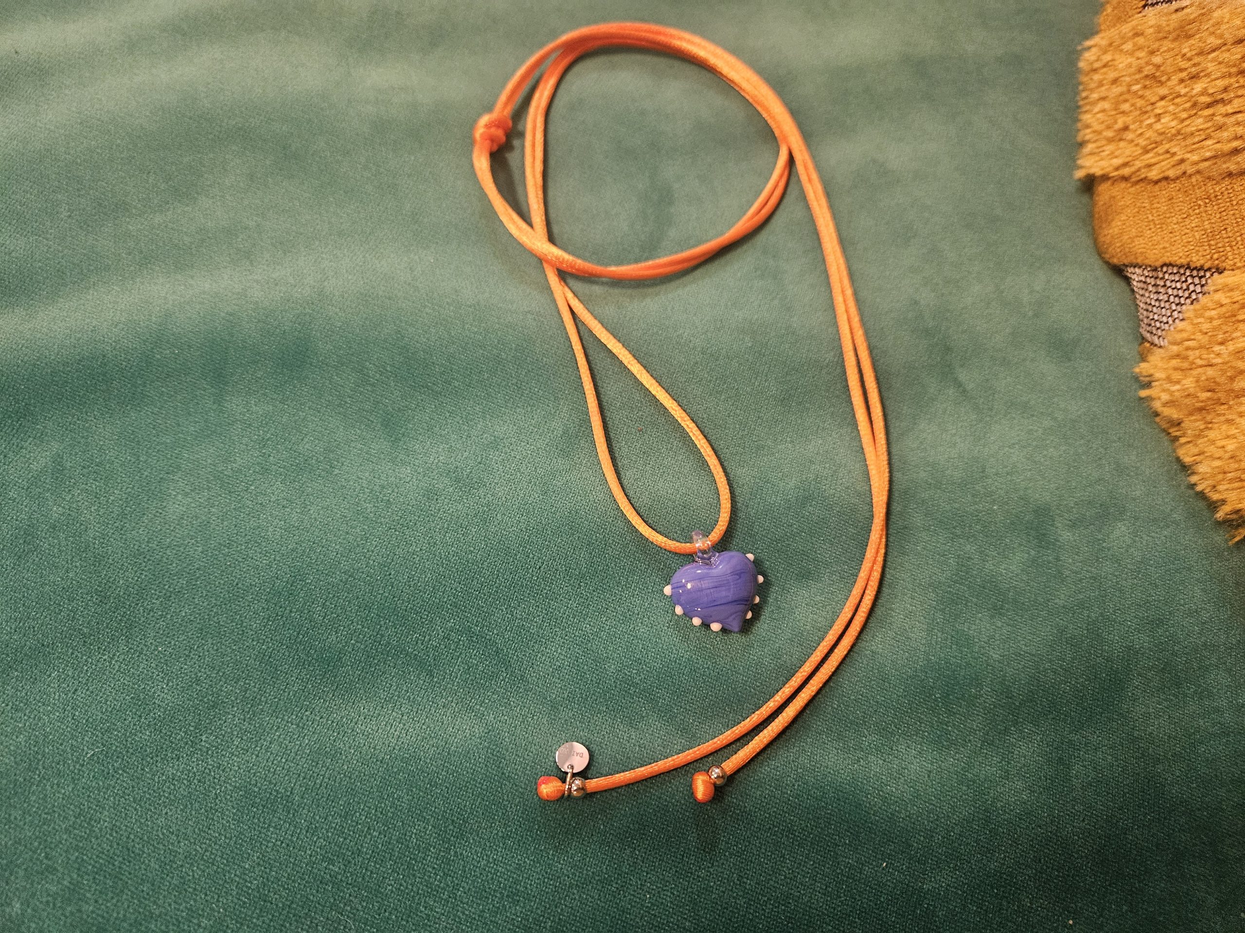 halskette-orange-blaues-herz orange Halskette mit blauem Herz