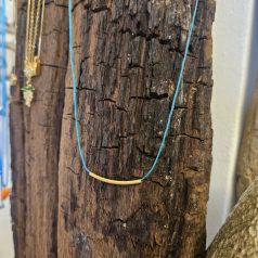 minimalistische türkise Halskette mit vergoldetem Steg