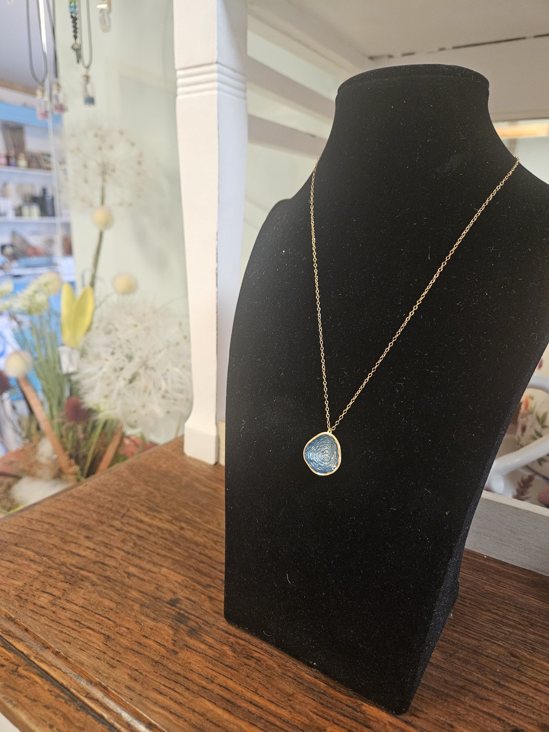 halskette-vergoldet-tiefblauer Emaille Anhänger Halskette mit tiefblauen Emaille Anhänger