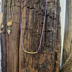 minimalistische lila Halskette mit vergoldetem Steg