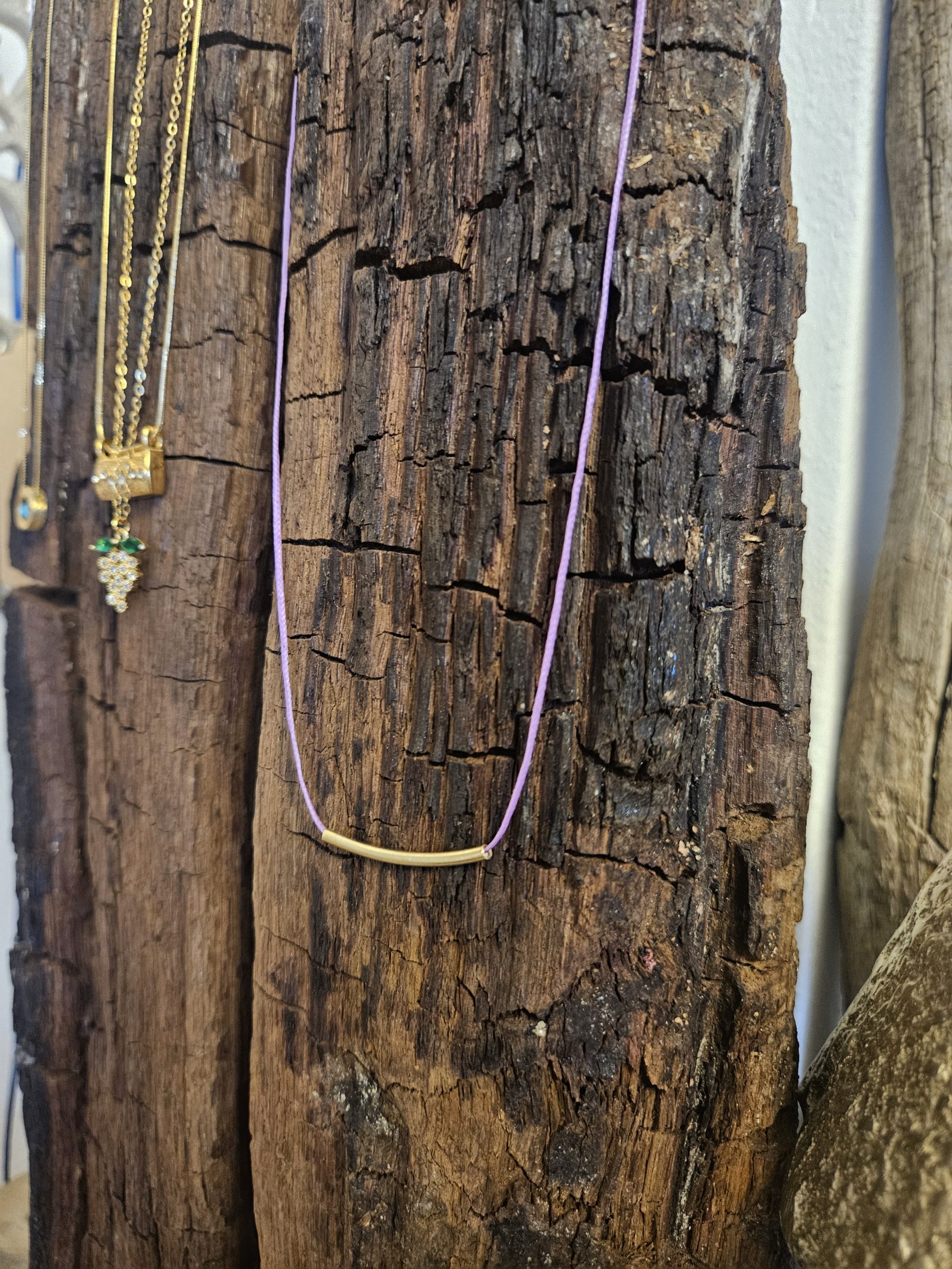 minimalistische-halskette-lila-mit-vergoldetem-silber minimalistische lila Halskette mit vergoldetem Steg