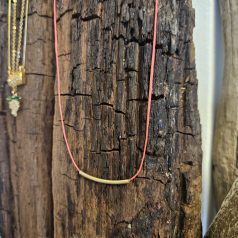 minimalistische pinke Halskette mit vergoldetem Steg