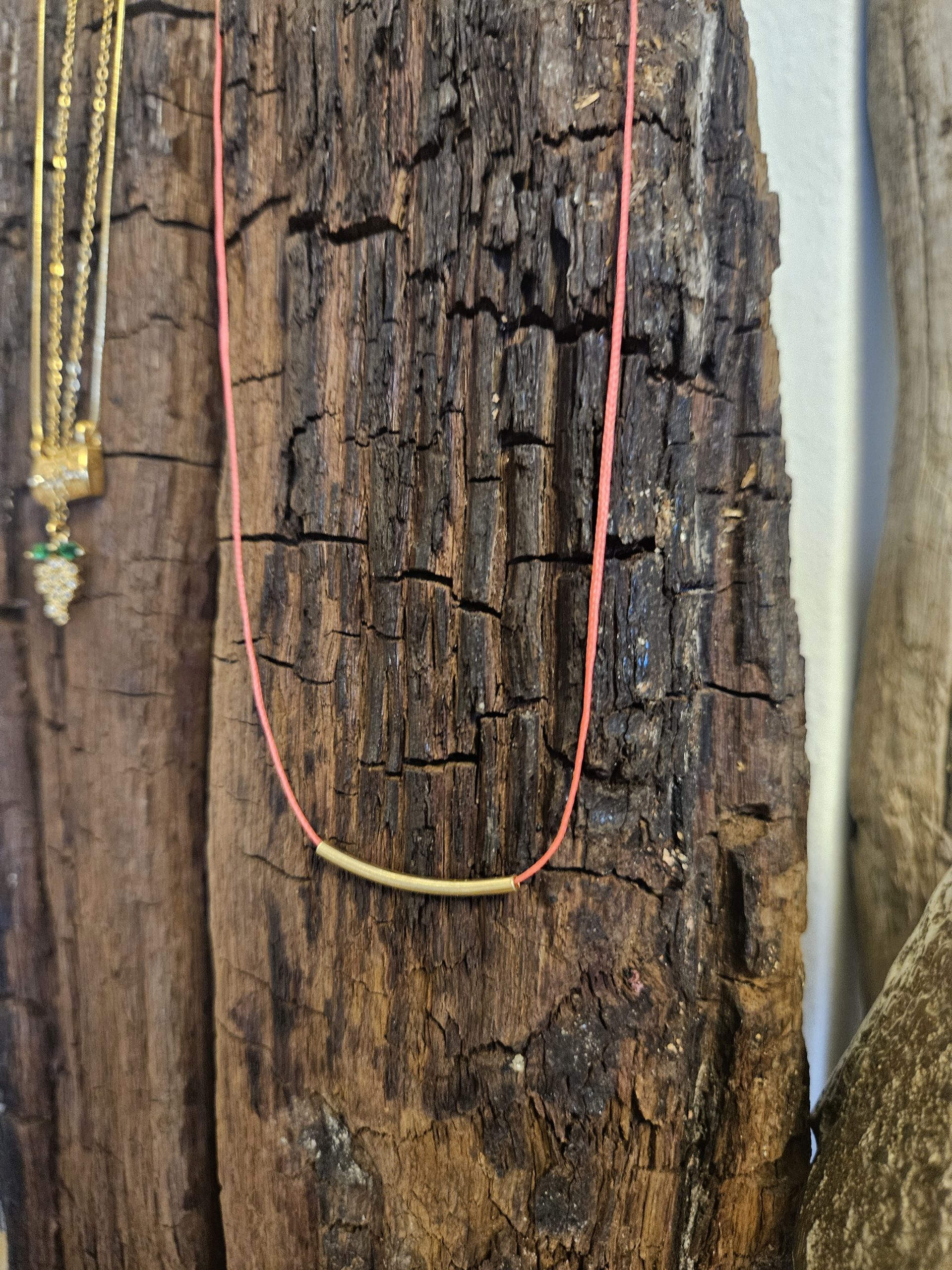 minimalistische-pinke-halskette-vergoldetes-silber minimalistische pinke Halskette mit vergoldetem Steg