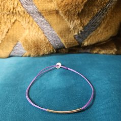 minimalistisches lila Armband mit goldenem Steg