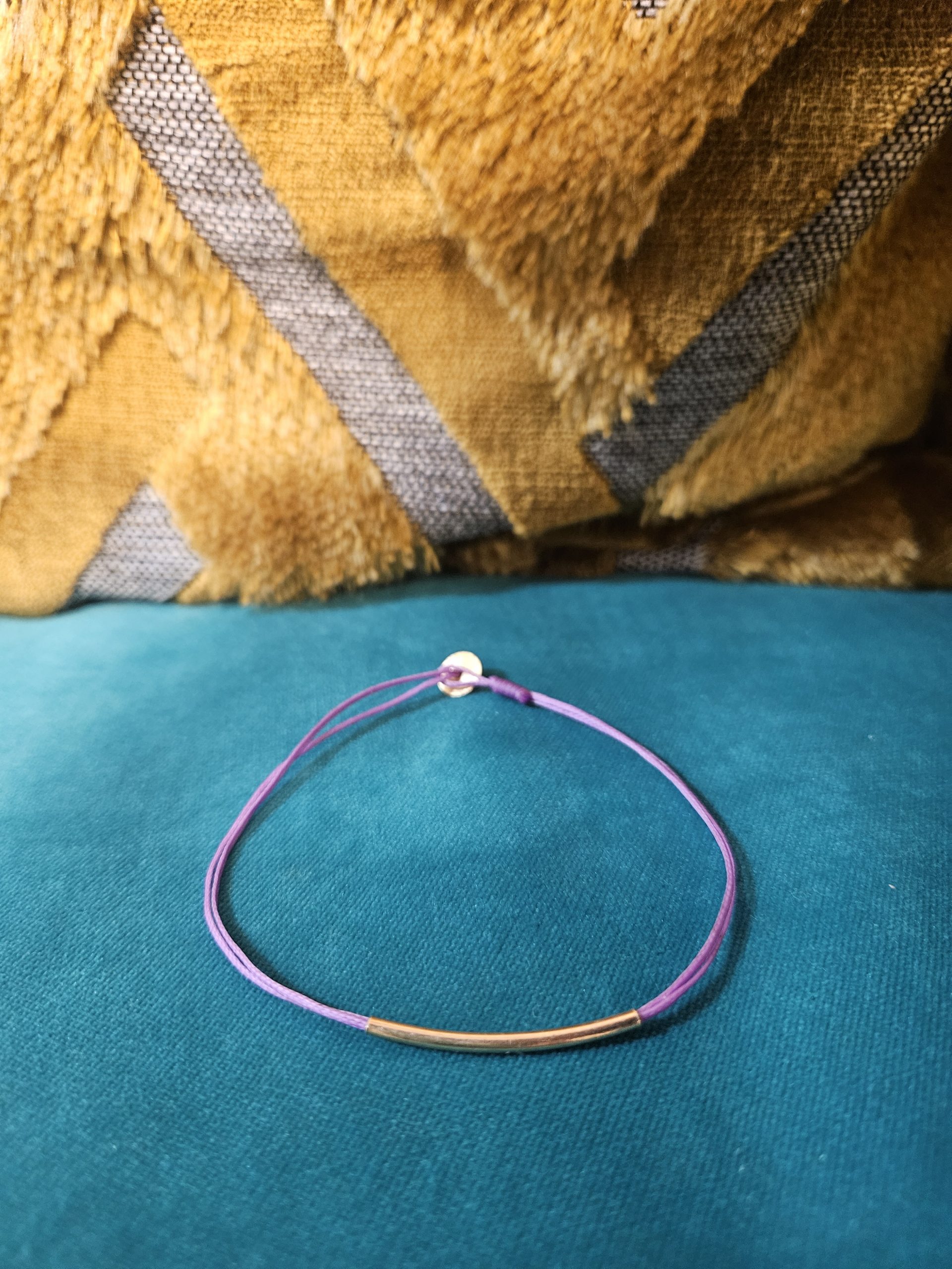 minimalistisches-armband-lila-goldener-steg minimalistisches lila Armband mit goldenem Steg