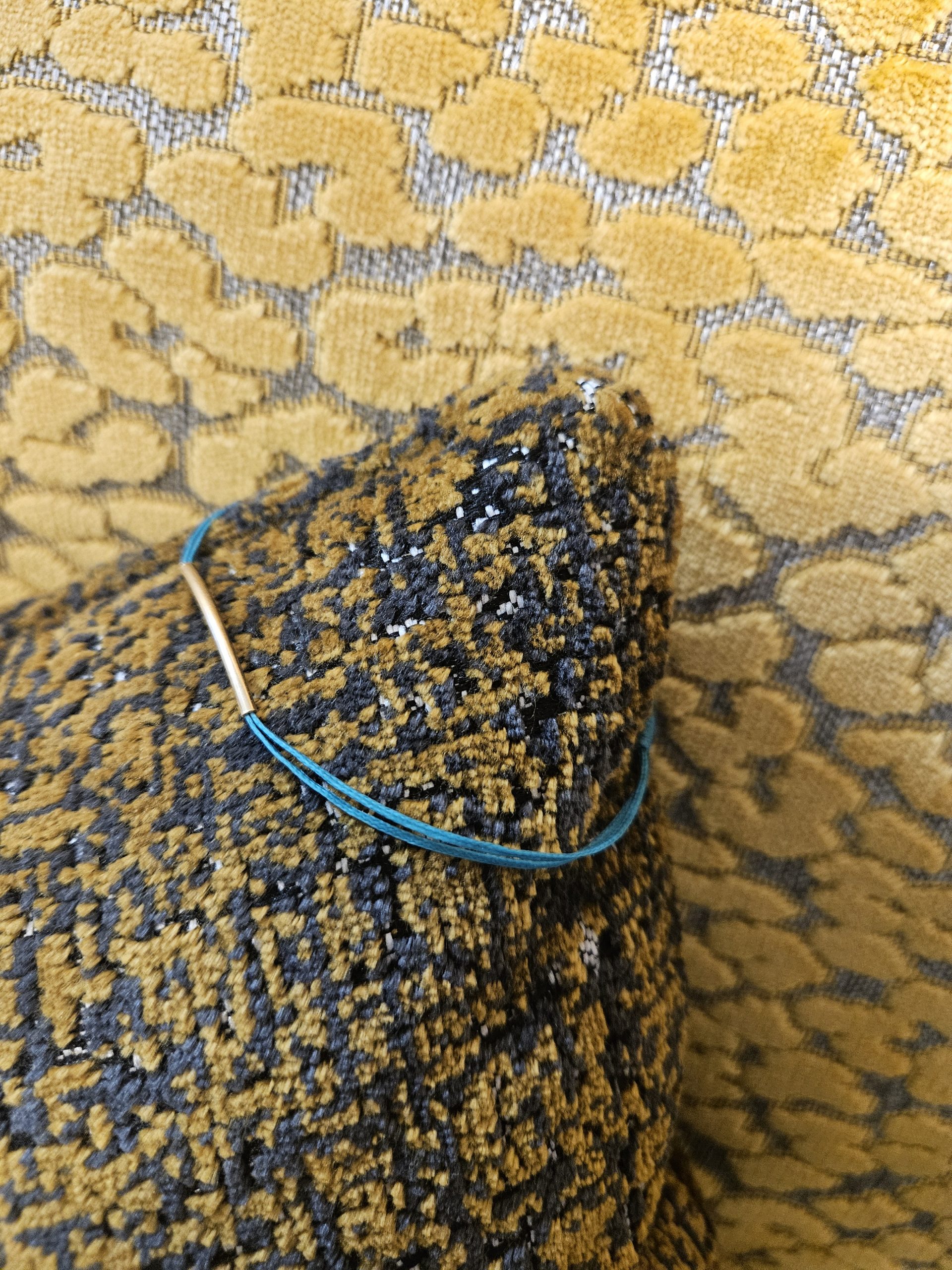 minimalistisches-tuerkises-armband-goldener-steg minimalistisches türkises Armband mit goldenem Steg