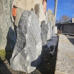 Monolith-grau-weiss-schwarz-Stele