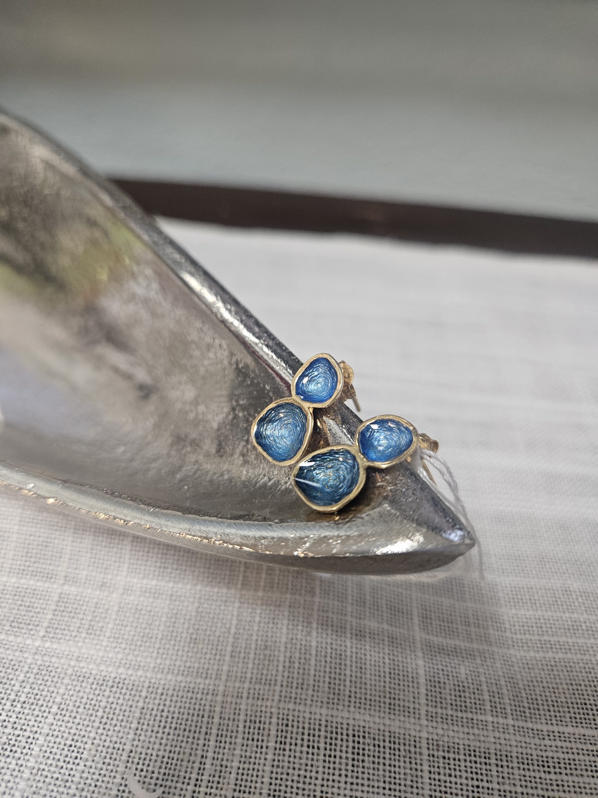 ohrstecker-vergoldet-tiefblaue-emaille-double vergoldete Ohrstecker mit tiefblauer Emaille