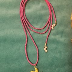 Handgefertigte pinke Kordelhalskette mit gelben Seestern