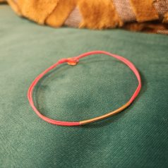 pinkes minimalistisches Armband mit goldenem Steg