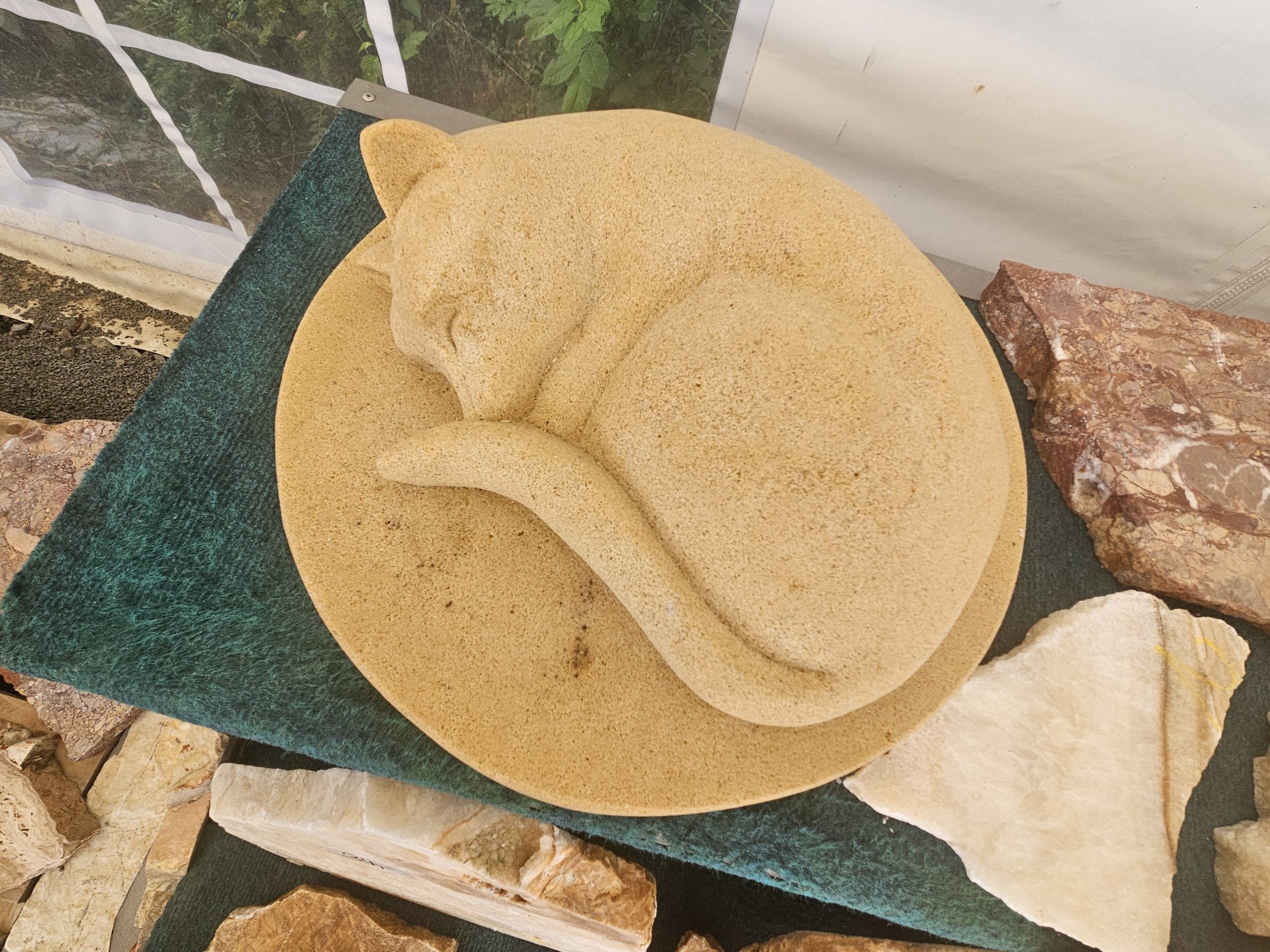 Schlafende-Katze-Gartenfigur-Sandstein Schlafende Katze aus Sandstein