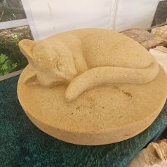 Schlafende Katze aus Sandstein