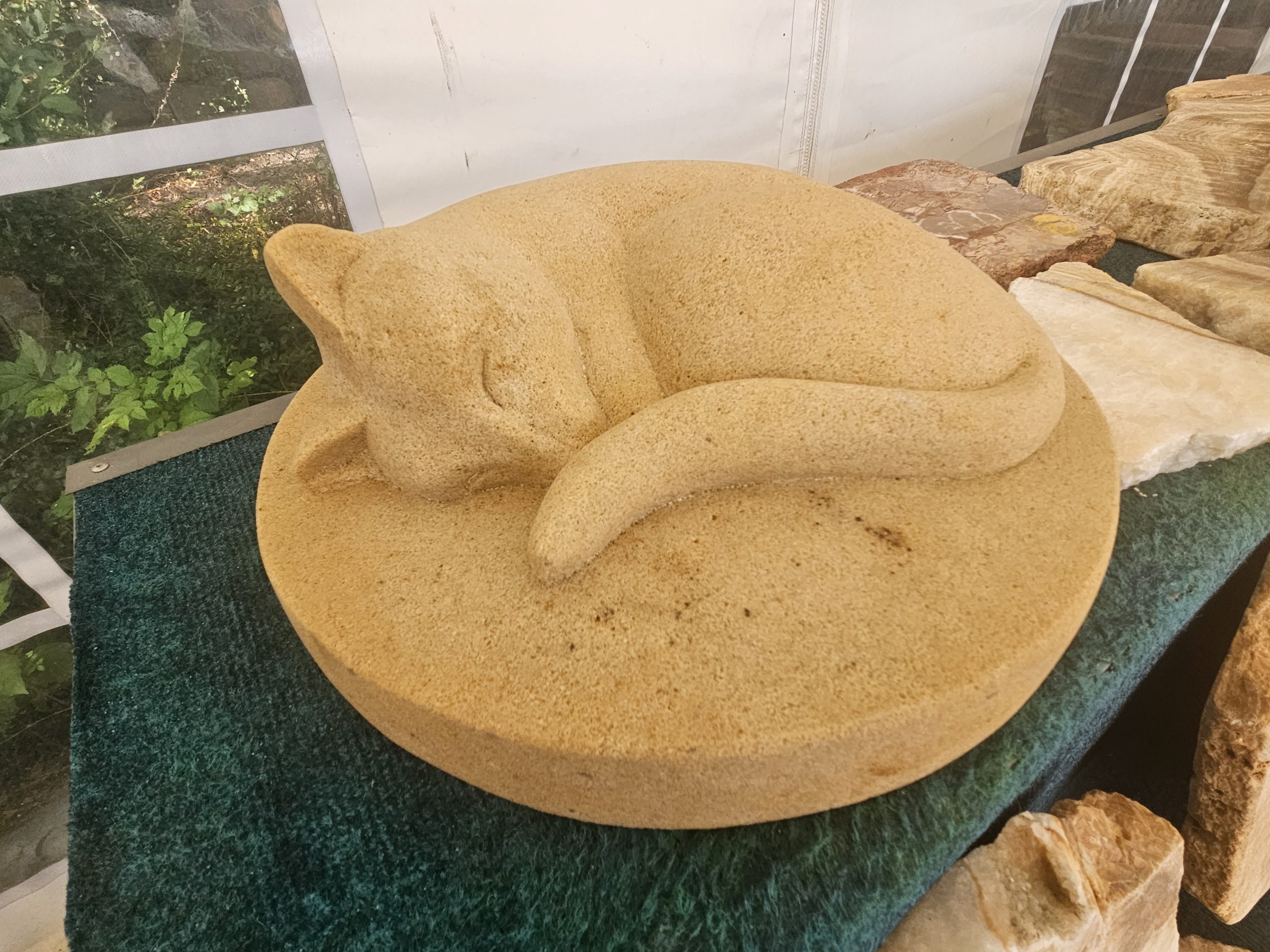 Schlafende-Katze-Sandstein-Gartenfigur Schlafende Katze aus Sandstein