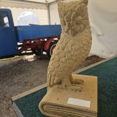 Sandstein Eule auf Buch