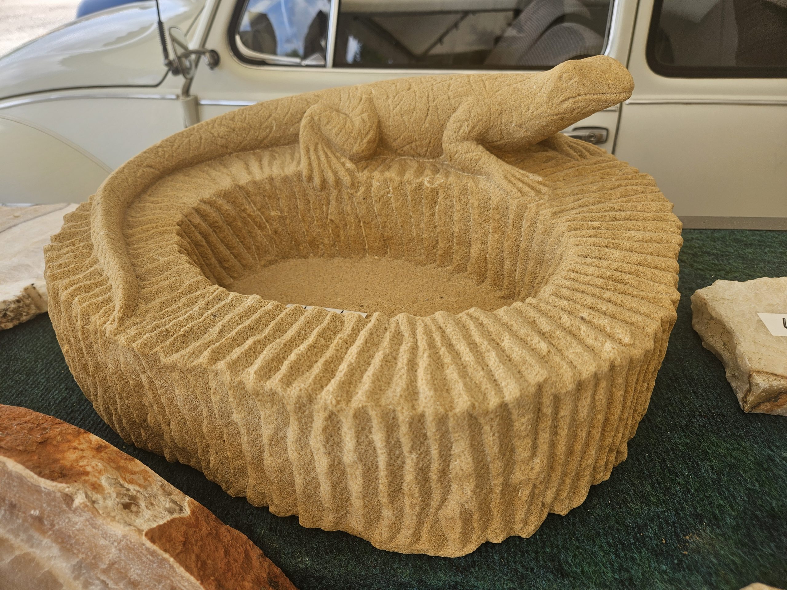 vogeltränke-eidechse-sandstein Vogeltränke mit Eidechse aus Sandstein