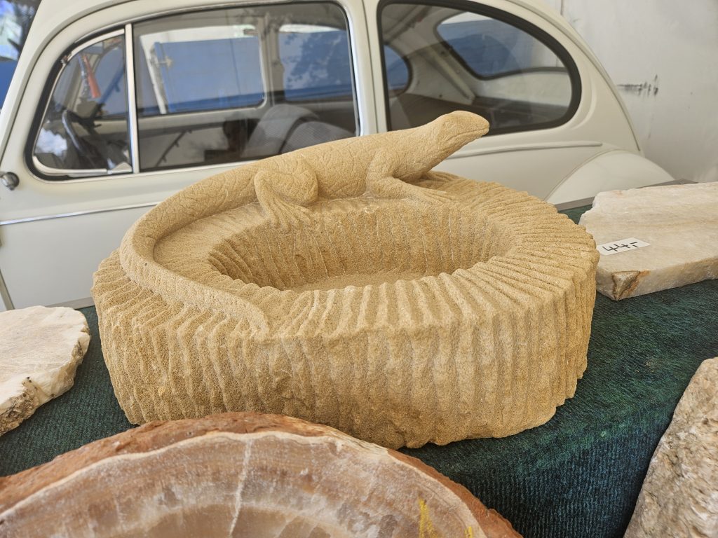 Vogeltränke mit Eidechse aus Sandstein
