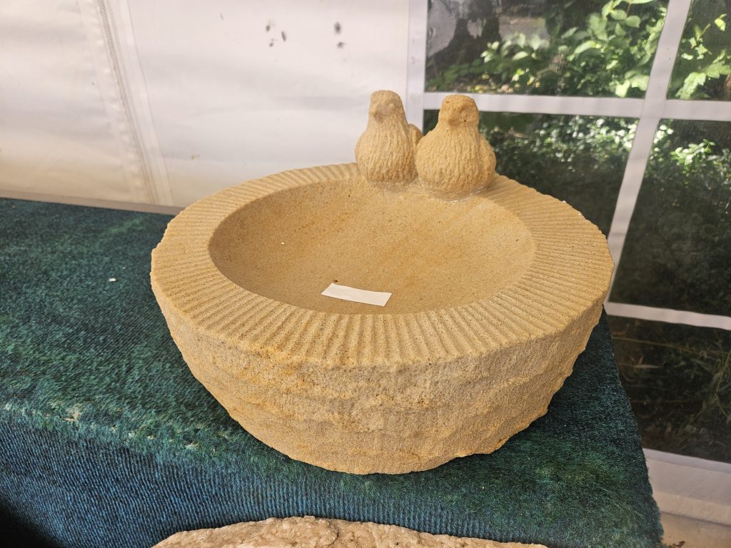 Vogeltränke aus Sandstein mit Vogelpärchen