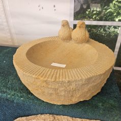 Vogeltränke aus Sandstein mit Vogelpärchen