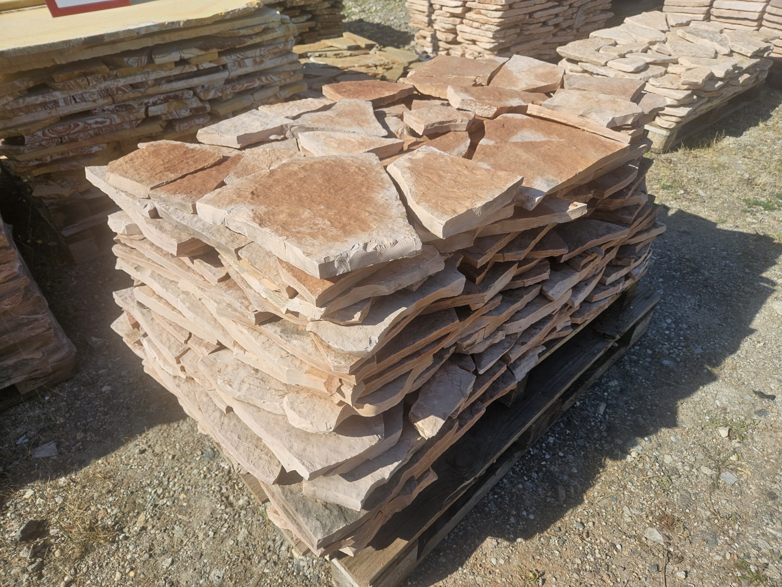 polygonalplatten-rot-spaltrau-rose Polygonalplatten rot nuanciert rustikal